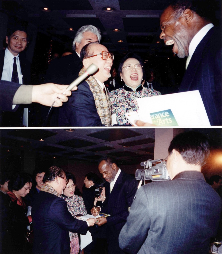 06_20-)陳錦芳博士在受頒全球寬容獎後接受名演員Danny Glover的祝福。