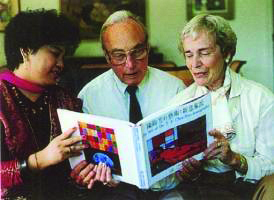 Photo_02_侯幸君和Dr.Jan Hulsker夫婦一起欣賞陳錦芳的畫冊