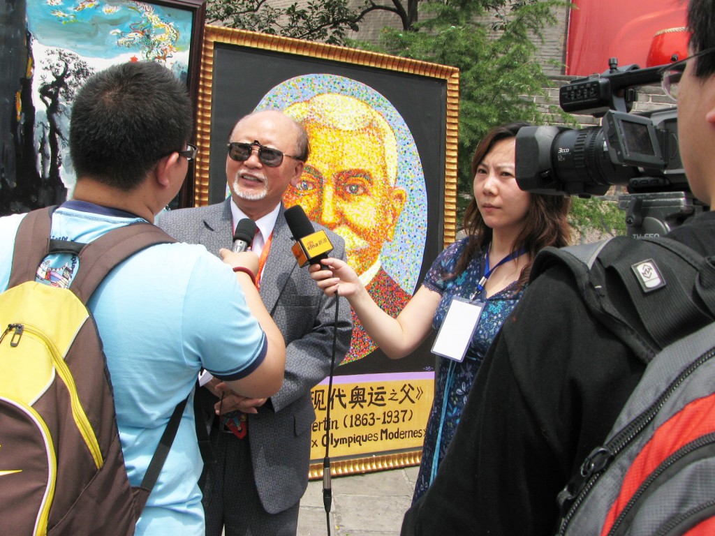 北京奧運創作畫家陳博士在八達嶺「萬里龍」慶典上接受專訪並捐助作品2008