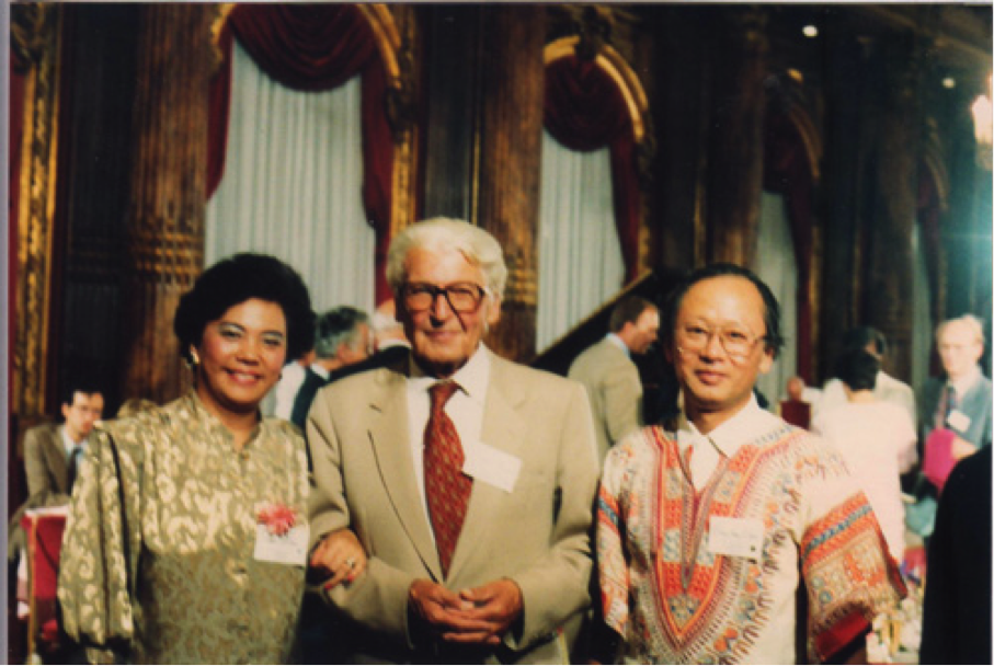 圖2陳錦芳與其夫人侯幸君於1987年AAI國際藝術會議陳錦芳是該會美術組主席演講後與楊‧克魯格，瑞士收藏家及學者合拍留影於巴黎Hotel Inter-Continental。