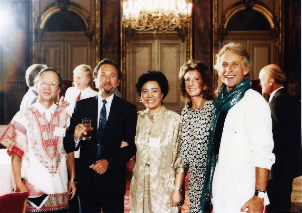 1987年陳氏夫婦參加第一屆巴黎國際藝術家協會與部分與會者合照