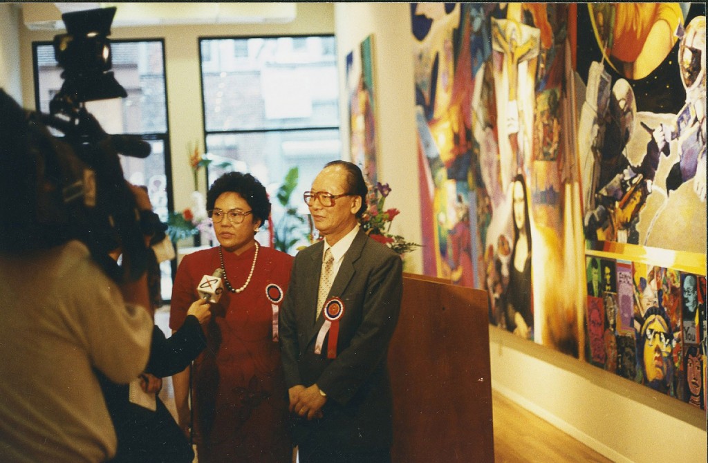 1996年舉行「陳錦芳六十回顧展」。開幕時陳氏夫婦接受電視採訪當天東西方賓客雲集。