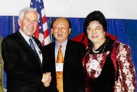 陳錦芳、侯幸君夫婦與美國參議院外交關係委員會主席 Richard. G. Lugar 參議員合照于世界和平國際會議。（2002年12 月28 日， 華府）